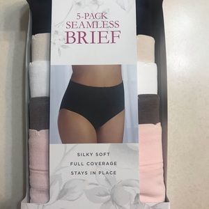 5 pack women’s briefs. Brand new.